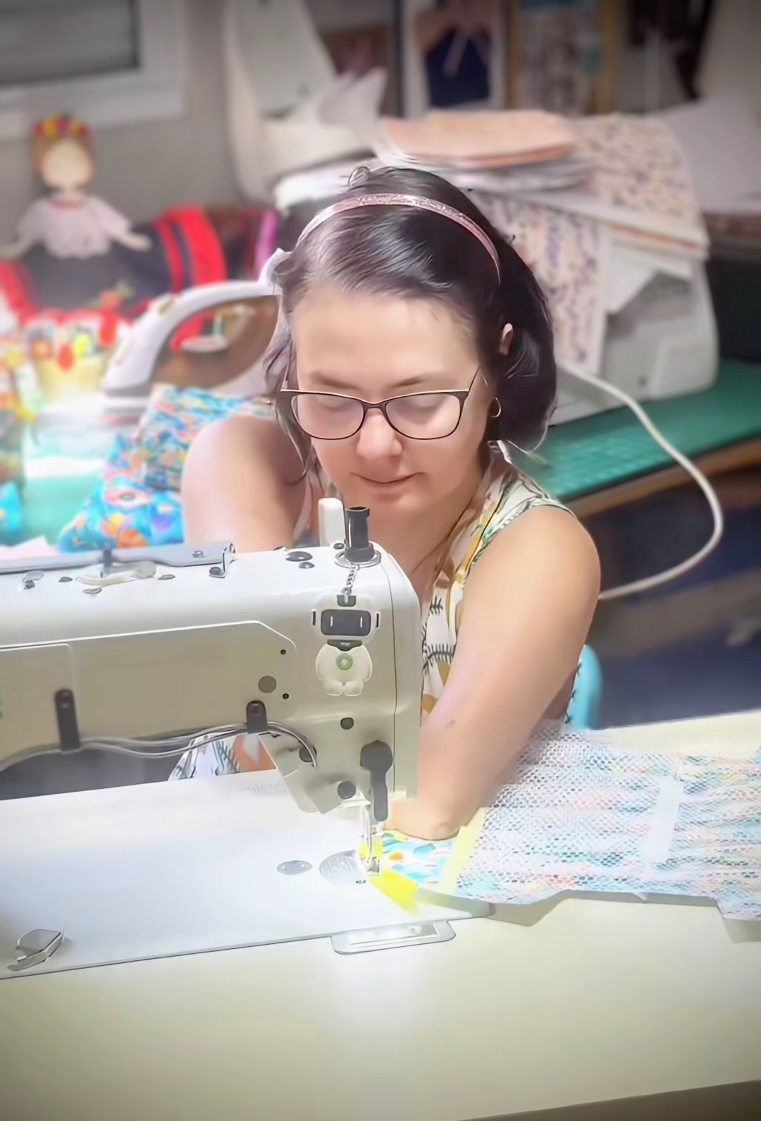 Karin Camargo costurando na máquina de costura